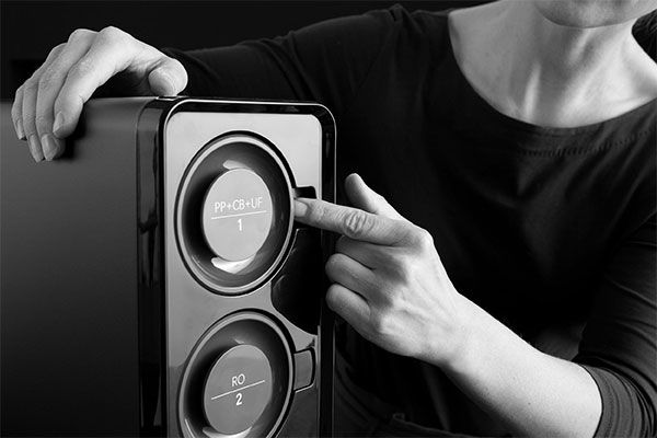 A hand presses the Soft-Clip on the first cartridge of the OBLIGE